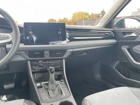 Used 2025 Volkswagen Jetta SE image 35