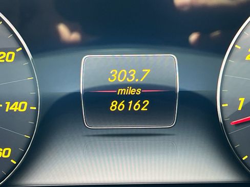 Used 2018 Mercedes-Benz E 400 4MATIC Sedan w/ Premium 3 Package image 22