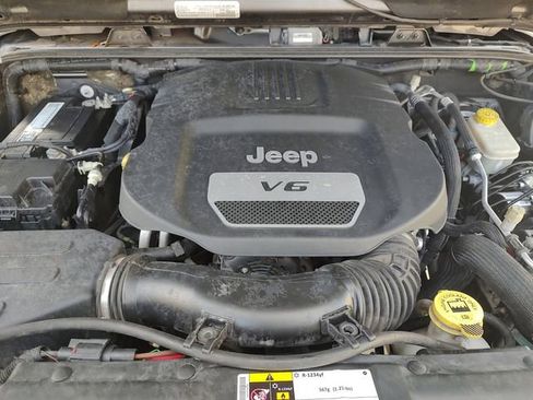 Used 2016 Jeep Wrangler Unlimited Sahara w/ Connectivity Group AWD/4WD image 29