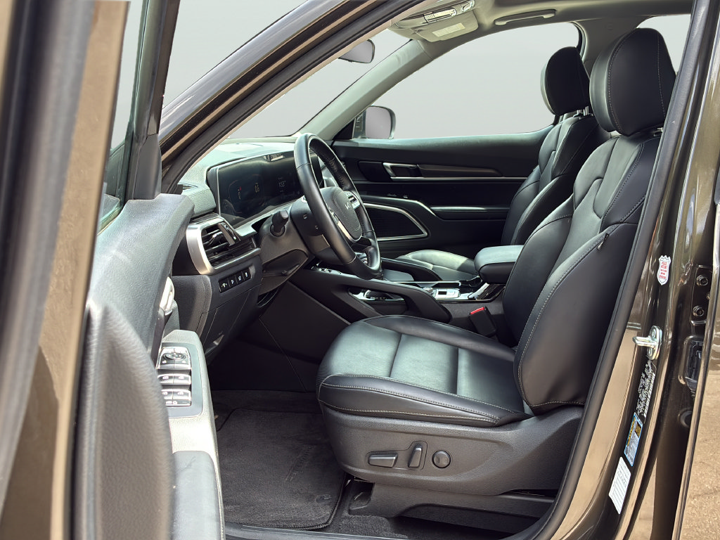Used 2025 Kia Telluride S FWD image 13