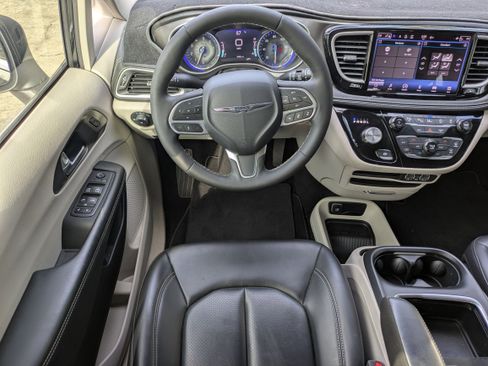 Used 2023 Chrysler Pacifica Touring-L image 4