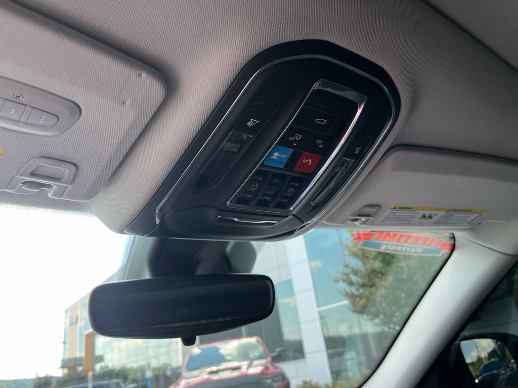 Used 2023 Jeep Grand Cherokee Limited AWD/4WD image 9