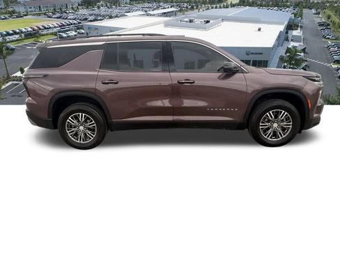 Used 2024 Chevrolet Traverse LT image 3