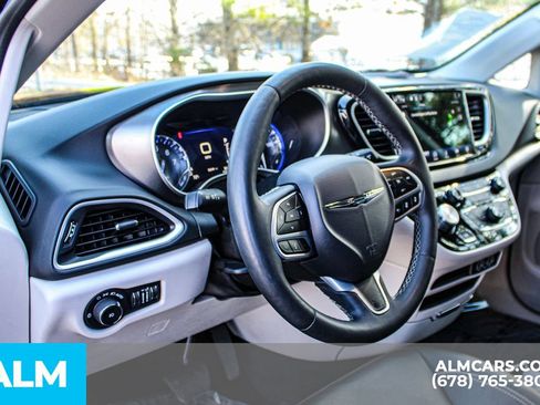 Used 2024 Chrysler Pacifica Touring-L image 28