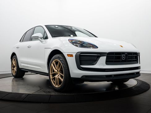 Certified 2025 Porsche Macan AWD/4WD image 9