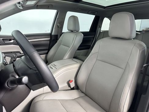 Used 2018 Toyota Highlander Limited Platinum image 13