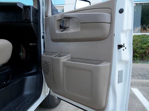 Used 2015 Chevrolet Express 4500 RWD image 41