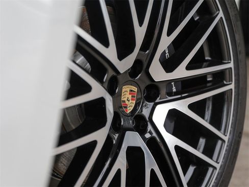 Used 2025 Porsche Macan image 12