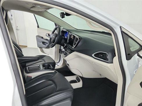 Used 2023 Chrysler Pacifica Touring-L FWD image 19