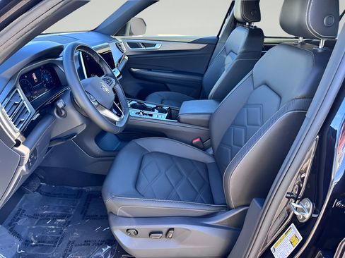 Used 2025 Volkswagen Atlas Cross Sport SE FWD image 24