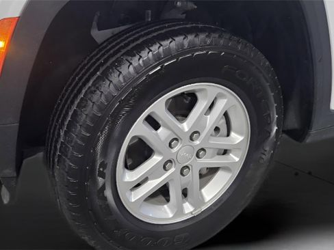 Used 2023 Jeep Grand Cherokee Laredo image 28