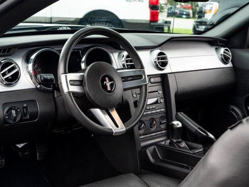 Used 2009 Ford Mustang GT Premium RWD image 2