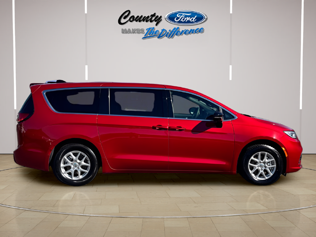 Used 2025 Chrysler Pacifica Select FWD image 6