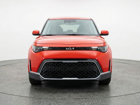 Used 2025 Kia Soul LX w/ LX Technology Package FWD image 2