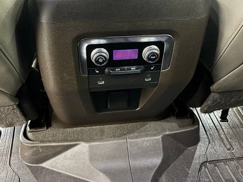 Used 2022 GMC Yukon XL SLT w/ SLT Premium Package AWD/4WD image 16