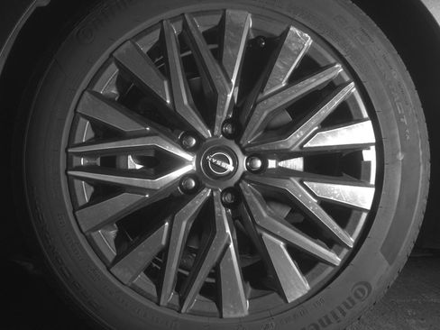 Used 2025 Nissan Altima 2.5 SV FWD image 12