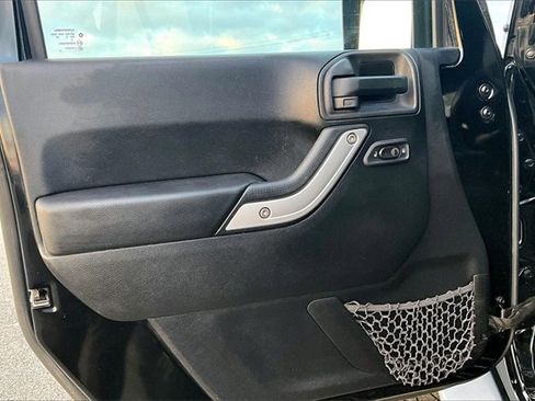 Used 2016 Jeep Wrangler Sahara w/ Connectivity Group image 17