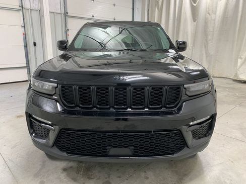 Used 2023 Jeep Grand Cherokee Limited w/ Black Appearance Package AWD/4WD image 32