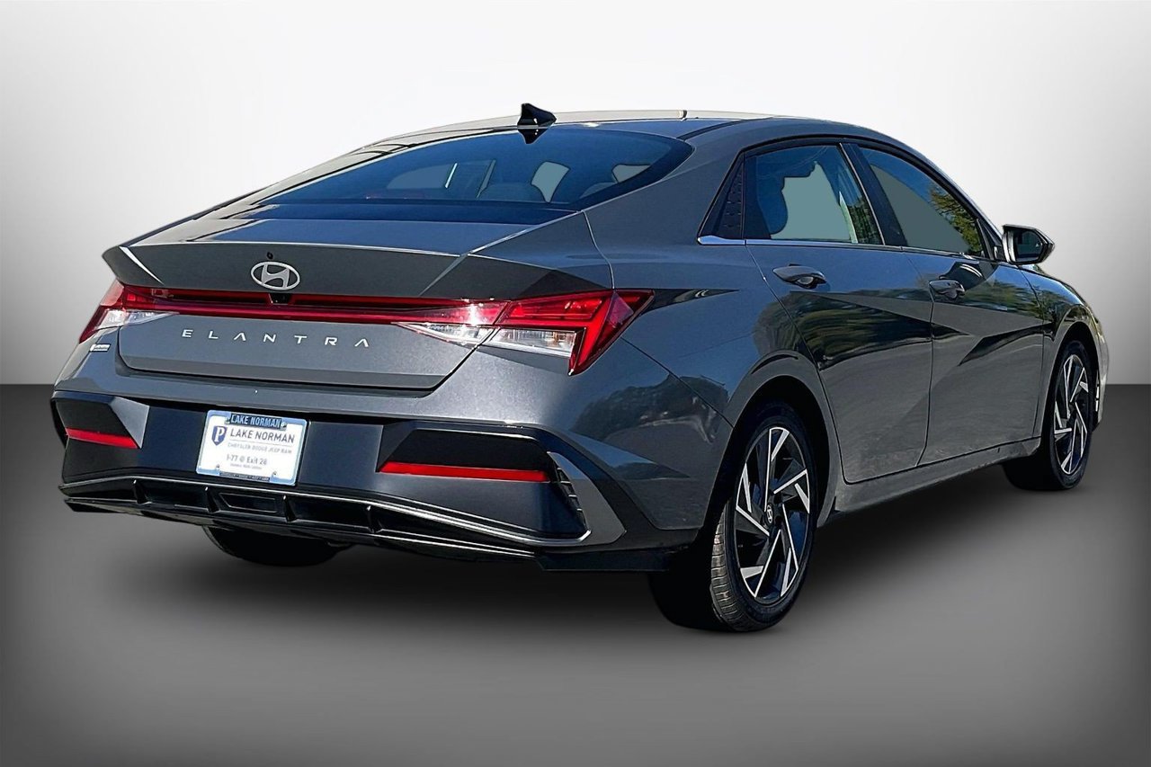 Used 2025 Hyundai Elantra SEL FWD image 8