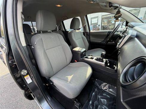 Used 2018 Toyota Tacoma SR5 AWD/4WD image 29