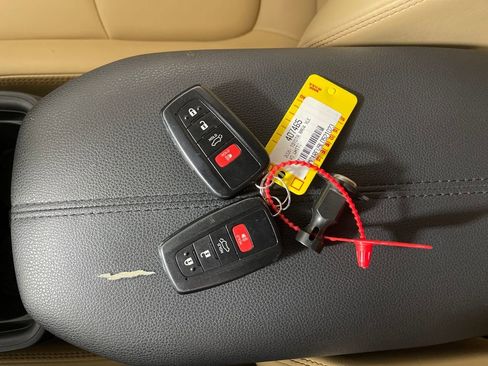 Used 2020 Toyota RAV4 XLE Premium image 26