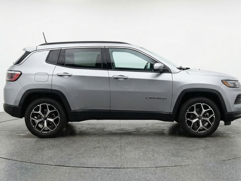 Used 2025 Jeep Compass Limited image 11