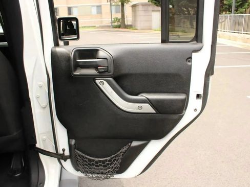 Used 2012 Jeep Wrangler Unlimited Sahara w/ Connectivity Group AWD/4WD image 28