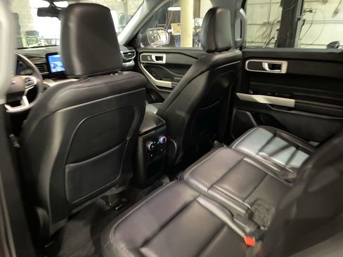 Used 2020 Ford Explorer XLT w/ Equipment Group 202A image 5