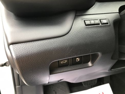 Used 2025 Toyota Crown Signia Limited w/ Advanced Technology Package image 17