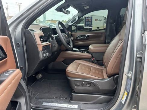Certified 2025 Chevrolet Suburban High Country image 2