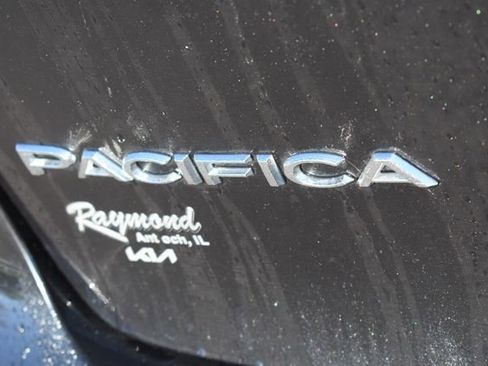 Used 2018 Chrysler Pacifica Touring-L Plus FWD image 17