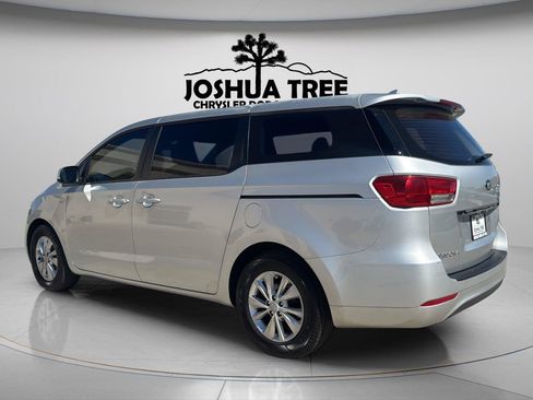 Used 2018 Kia Sedona L FWD image 5