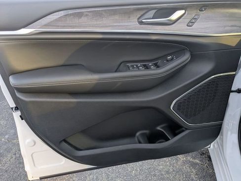 New 2025 Jeep Grand Cherokee L Overland w/ Luxury Tech Group IV image 9