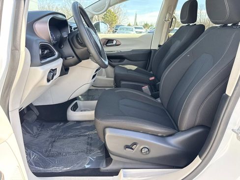 Used 2023 Chrysler Voyager LX image 29