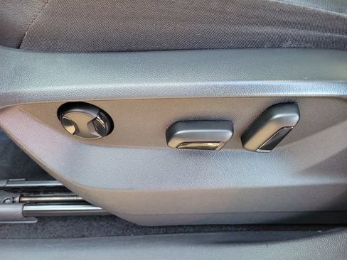 Used 2019 Volkswagen Tiguan SE w/ Panoramic Sunroof Package FWD image 18