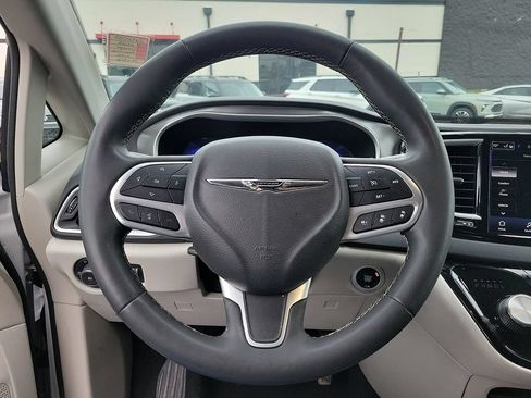 Used 2023 Chrysler Pacifica Touring-L FWD image 20