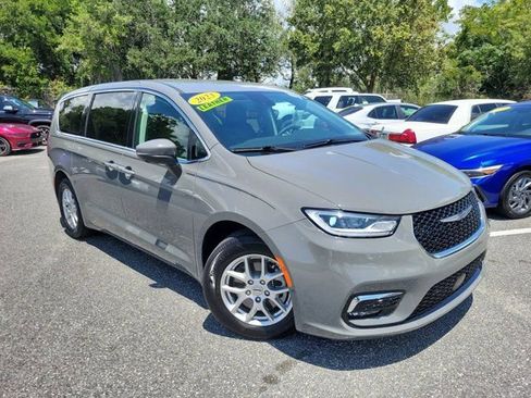 Used 2023 Chrysler Pacifica Touring-L FWD image 8