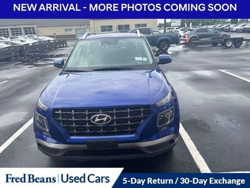 Used 2024 Hyundai Venue Limited FWD image 2