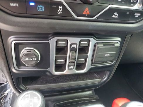 Used 2024 Jeep Wrangler Unlimited Sahara AWD/4WD image 23