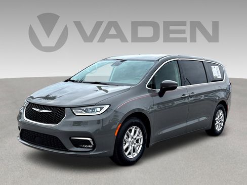 Used 2023 Chrysler Pacifica Touring-L FWD image 3