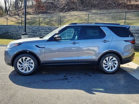 Certified 2025 Land Rover Discovery S image 6