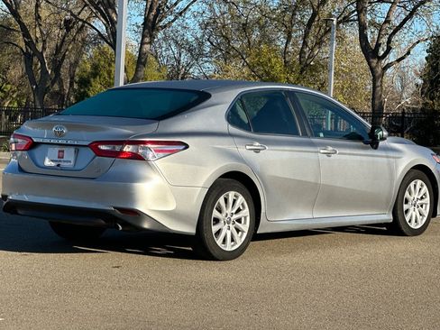 Used 2018 Toyota Camry LE image 4