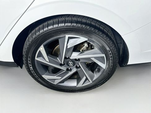 Used 2025 Hyundai Elantra SEL FWD image 11