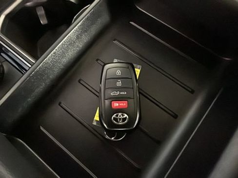 Used 2025 Toyota Tundra Limited AWD/4WD image 21