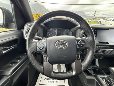 Used 2020 Toyota Tacoma TRD Sport w/ TRD Premium Sport Package AWD/4WD image 15