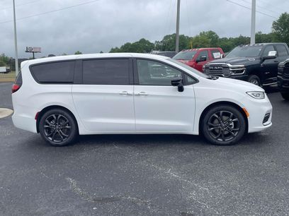 New 2026 Chrysler Pacifica Select
