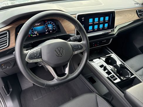 Certified 2025 Volkswagen Atlas SE image 24
