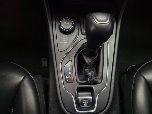 Used 2019 Jeep Cherokee Latitude Plus w/ Cold Weather Group AWD/4WD image 26