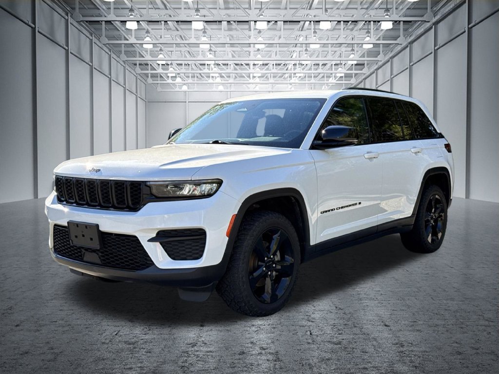 Used 2023 Jeep Grand Cherokee Altitude AWD/4WD image 3