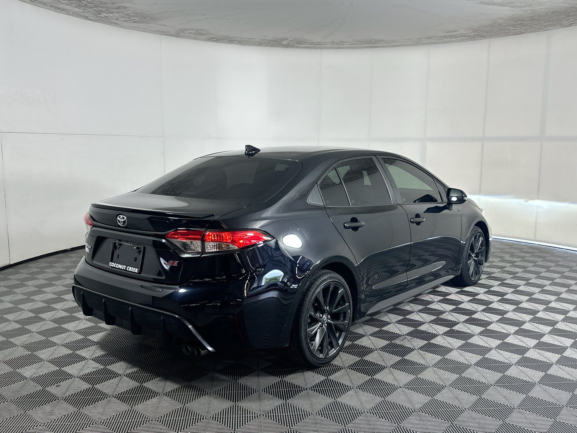 Used 2023 Toyota Corolla SE FWD image 3
